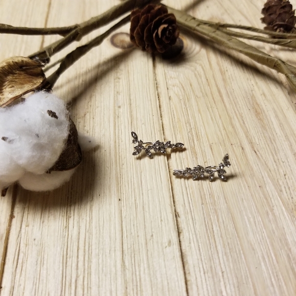 🌿🌿Gorgeous Leaf Ear Climbers in SILVER 🌿🌿 - Picture 5 of 12